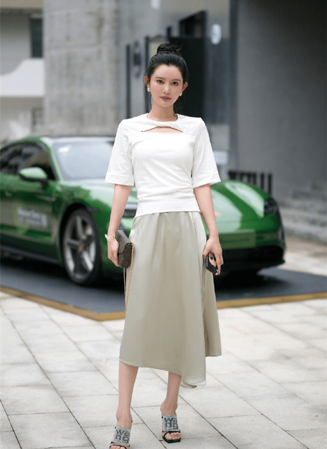 图案|离开裤子的T恤，搭“半身长裙”更洋气显瘦
