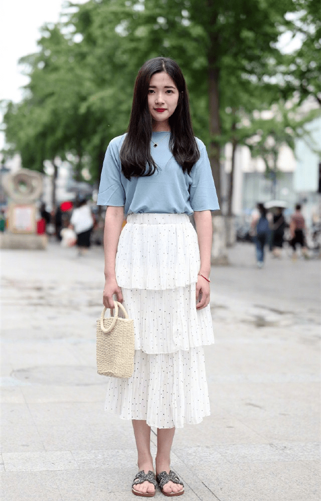 图案|离开裤子的T恤，搭“半身长裙”更洋气显瘦