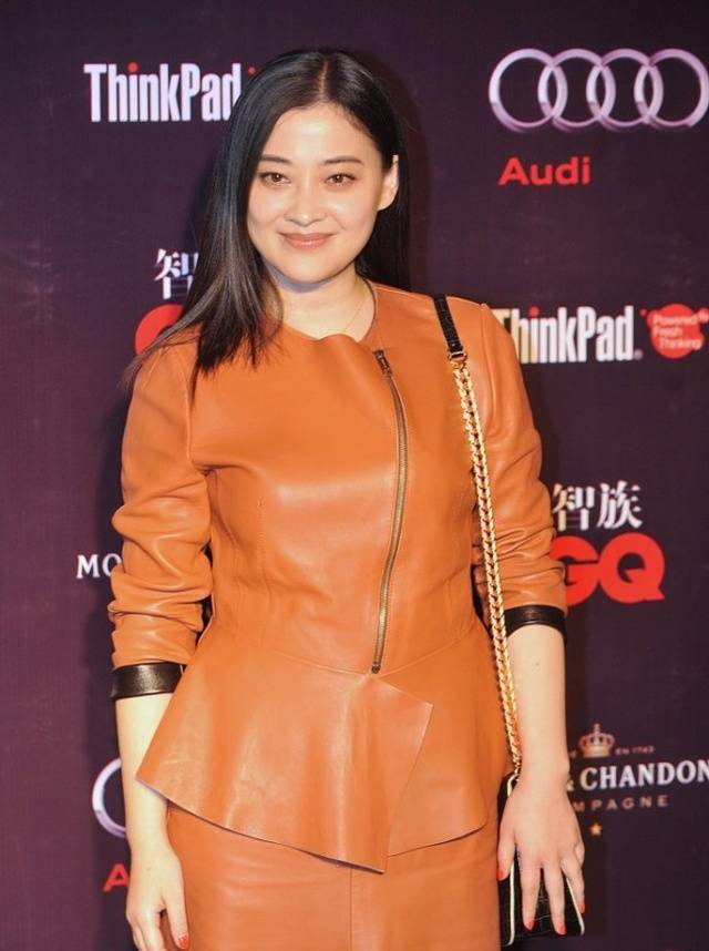 身材|梅婷真是挺有肉感的，穿皮裙勒出迷人曲线，但显得有点壮实