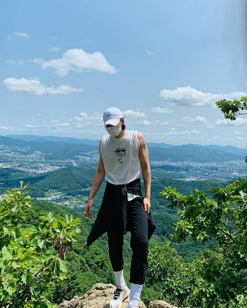 池昌旭新冠痊愈后锻炼穿运动装爬山状态满格