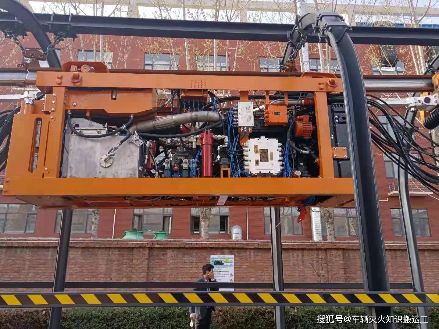 煤矿单轨吊机车是一种井下的运输机械,主要用于井下的辅助运输.