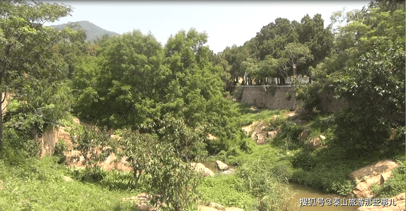 泰山脚下一处景点，溪水潺潺，石刻指向一个万民欢呼的水利工程！