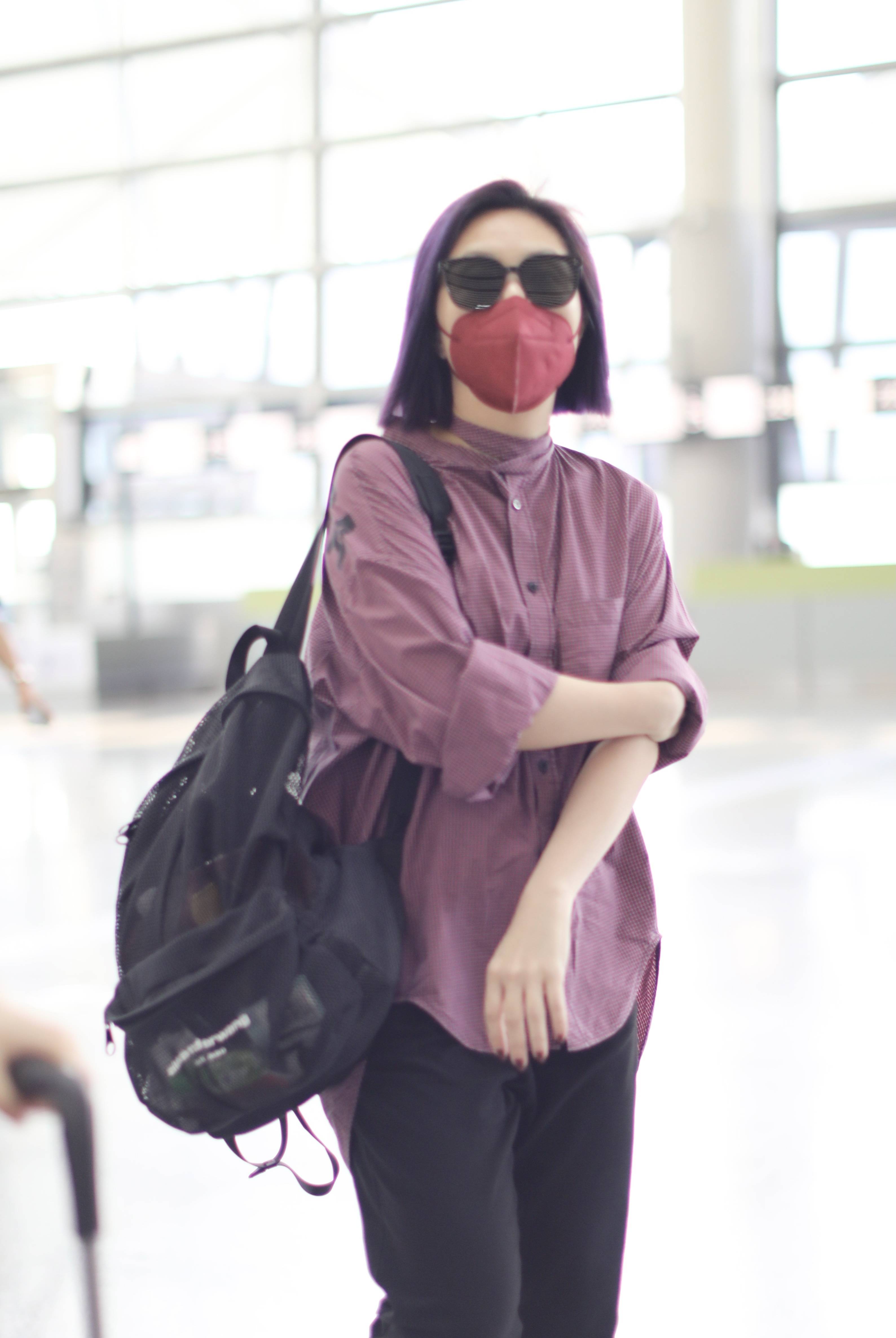 杨千嬅浪漫紫穿搭时髦 双手抱臂大步前行气场足