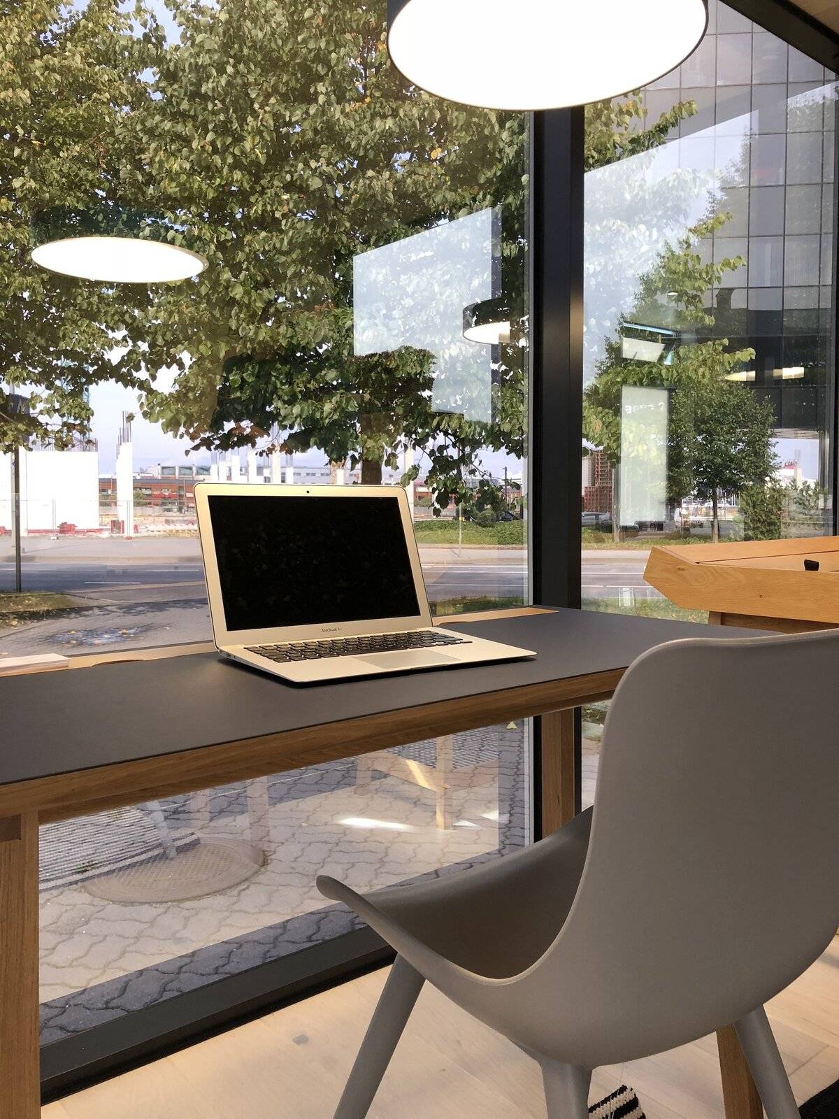 这个价值 22,000 美元的镜像家庭办公室即将在亚马逊上推出