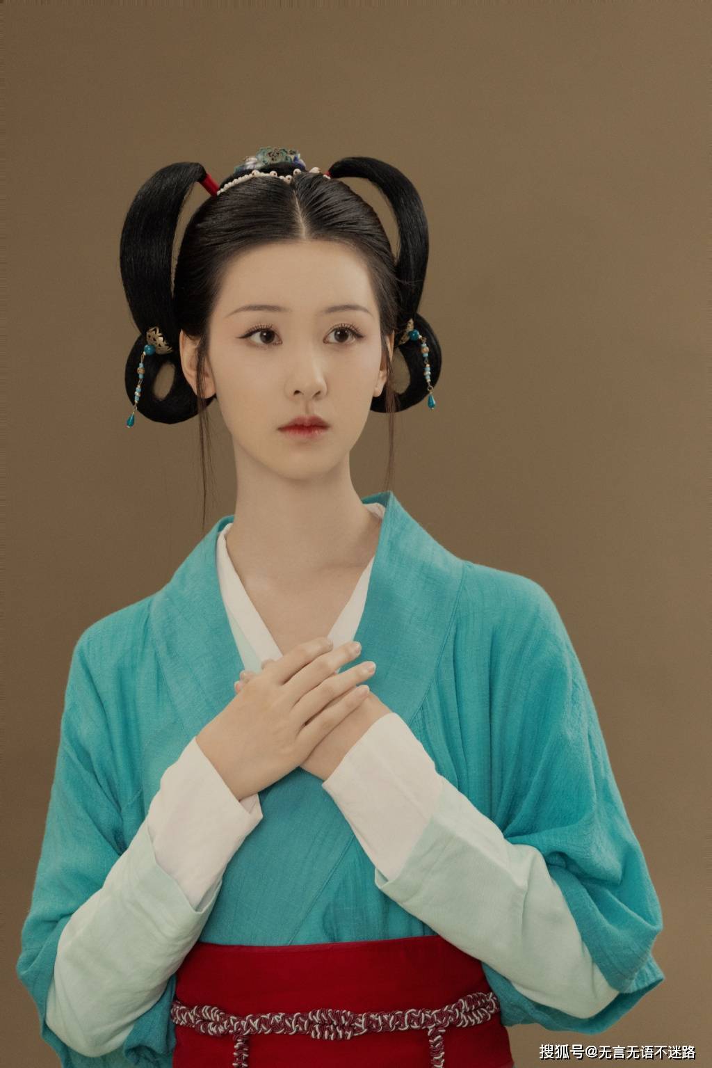 陈都灵古风侍女装扮,宛若画中人,尽显古朴温雅气质