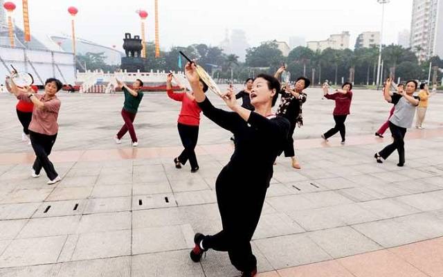 和多数中老年人一样，王女士傍晚经常去家附近的公园跳广场舞。近日，她