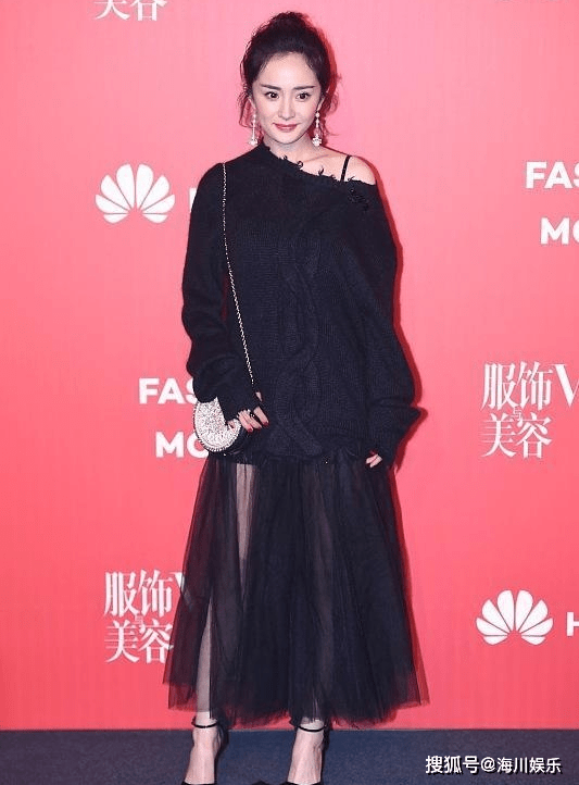 黑色|霍汶希不愧是“最美经纪人”，穿黑裙和杨幂拍照，气场颜值都不差