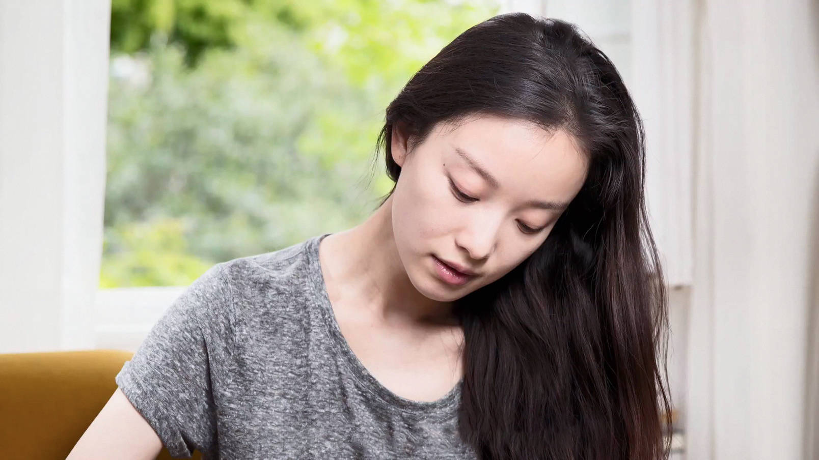 倪妮拍摄现场开怀大笑 短发搭配全黑造型优雅干练