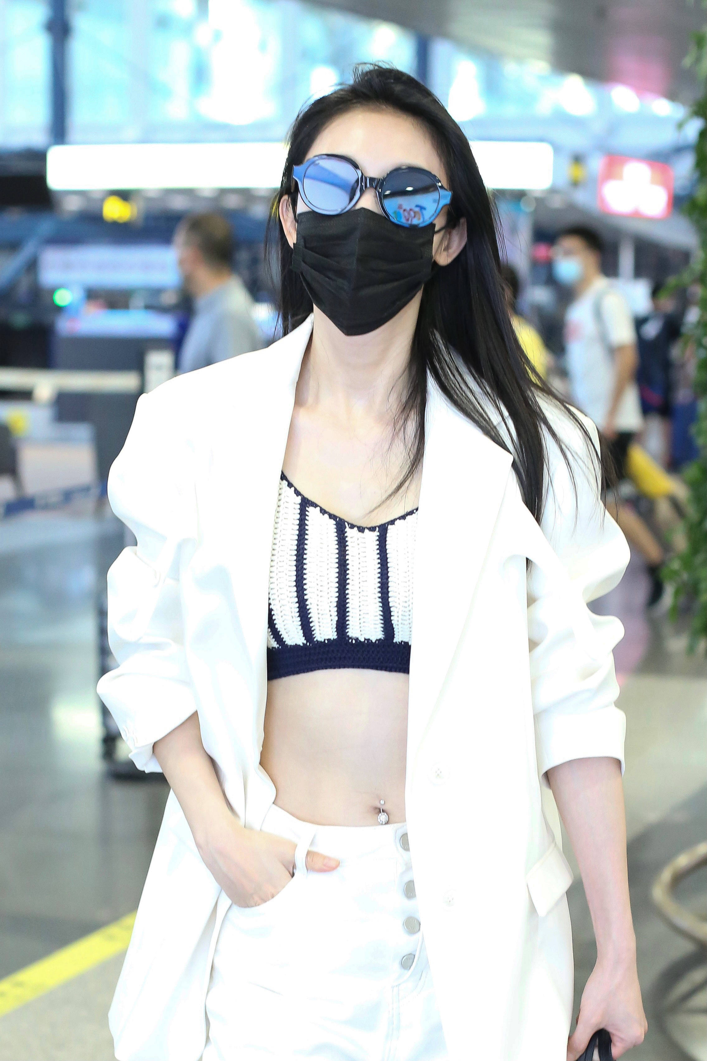 张俪抹胸秀蛮腰身材火辣 单手插兜又美又飒