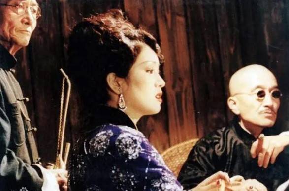 张艺谋|一穿旗袍全现行，hold得住就是风情万种，否则就如同像在过家家！