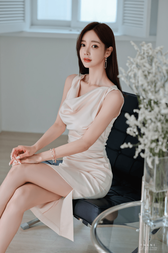 真丝|女神孙允珠高清时尚搭配：爱丁堡缀花夏桂奶茶真丝衣裙