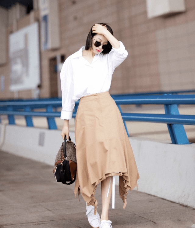 颜色|白衬衫+米色裙，显白显瘦飙气质