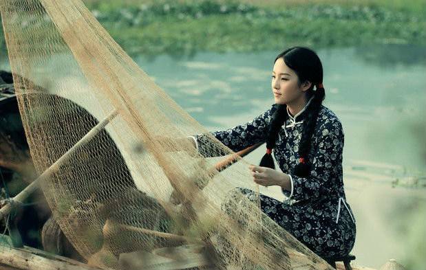 黄河的渔姑啊在水里打涝春秋