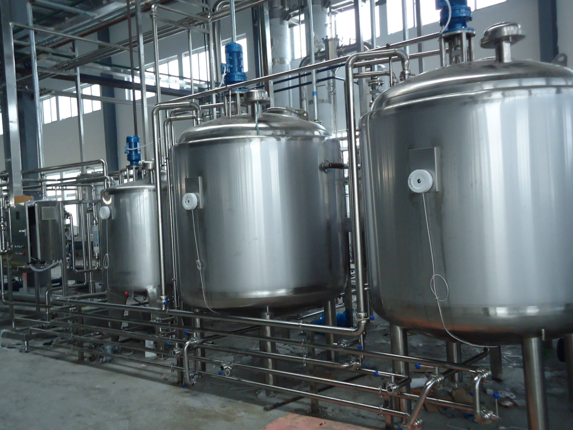 生物化学制药一般是在恒温条件下,于反应釜密闭的容器中,在常压或负压