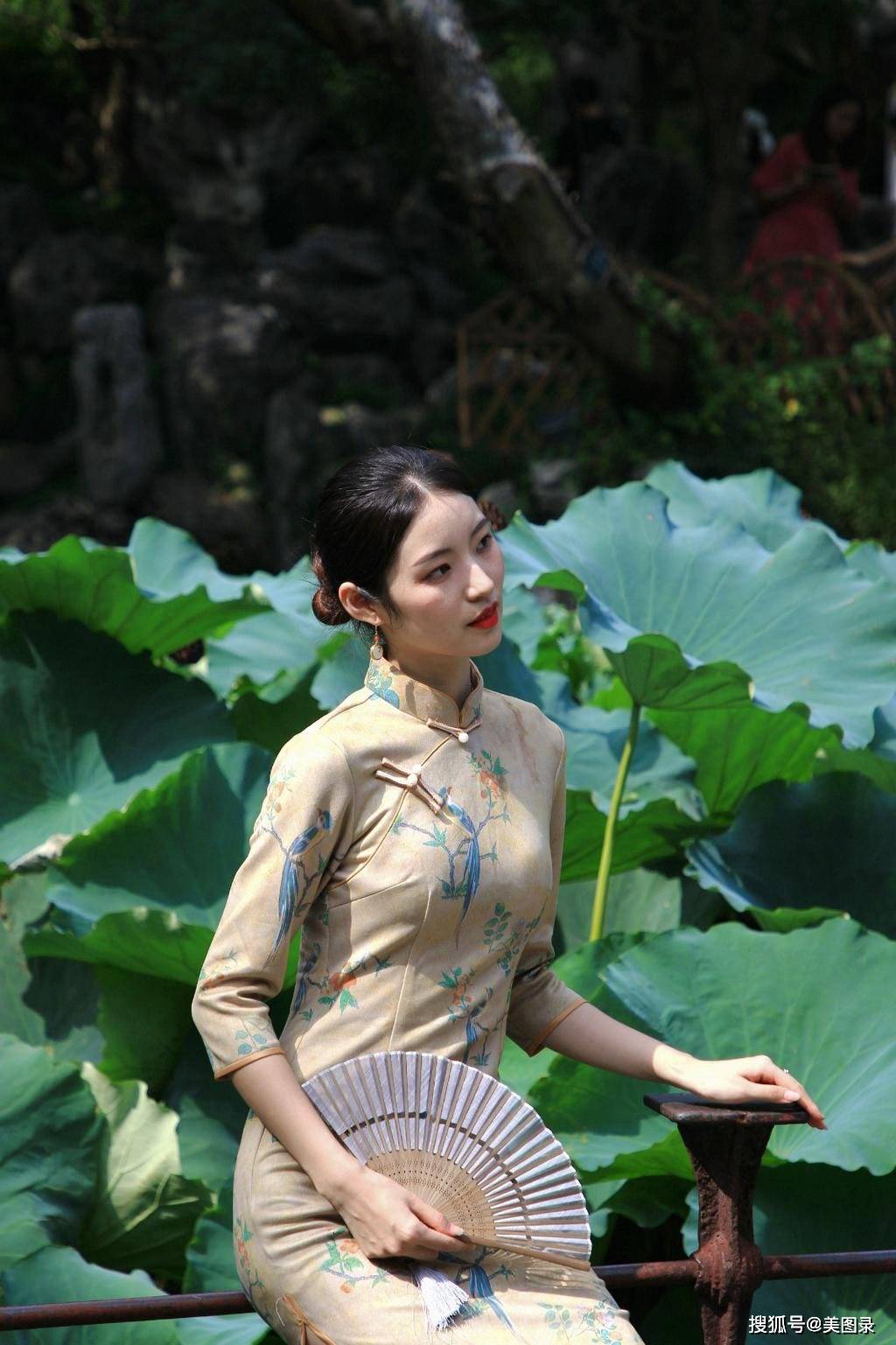 旗袍美女红唇雪肤优雅魅力