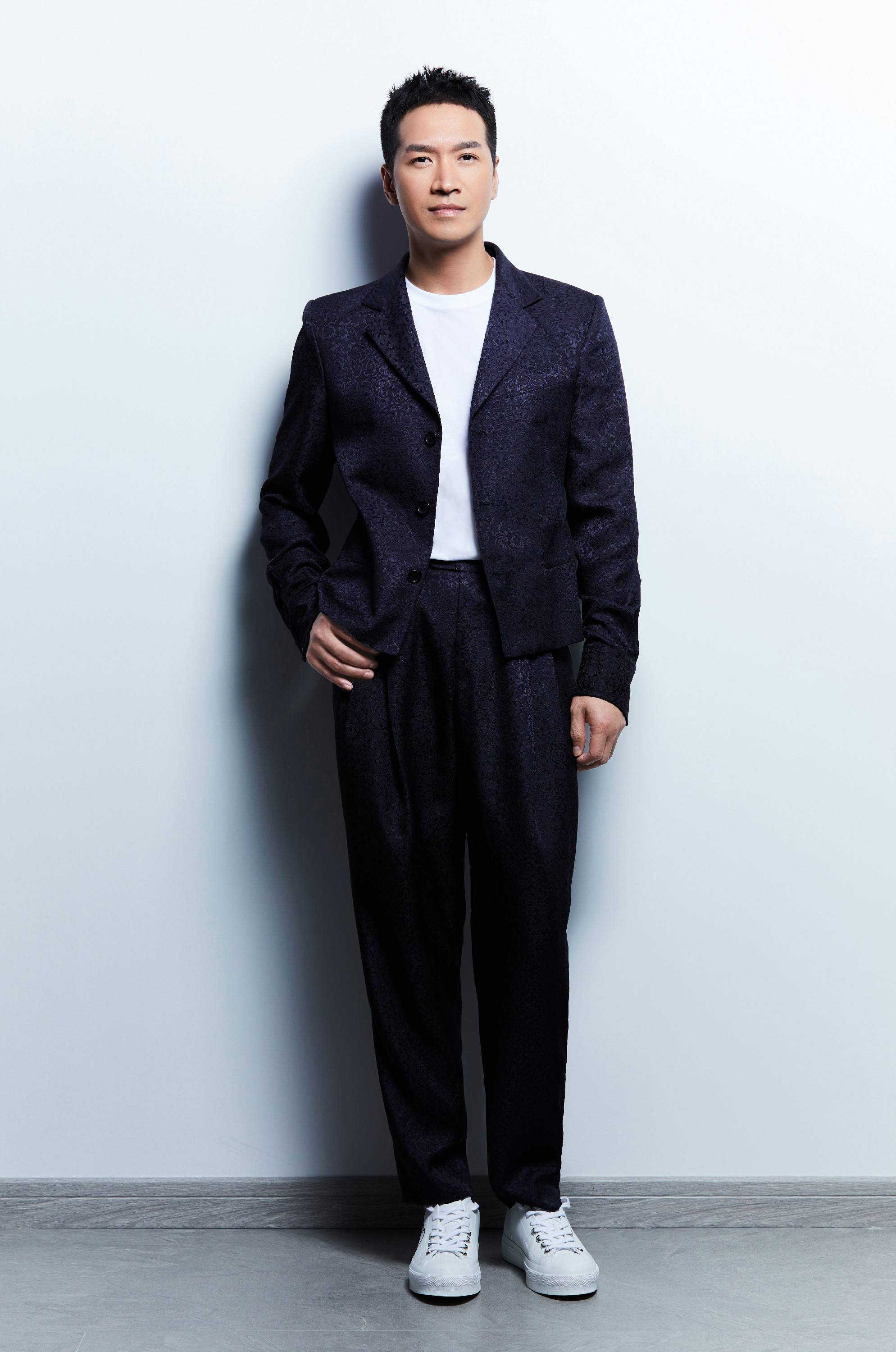 何晟铭高清写真大片来袭状态自然展现高雅质感