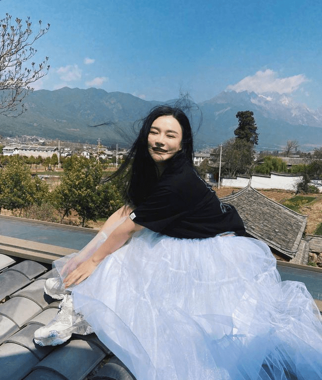 黑色|冉莹颖机场秀，印花连体裤舒适简约，大V领设计显瘦又显锁骨