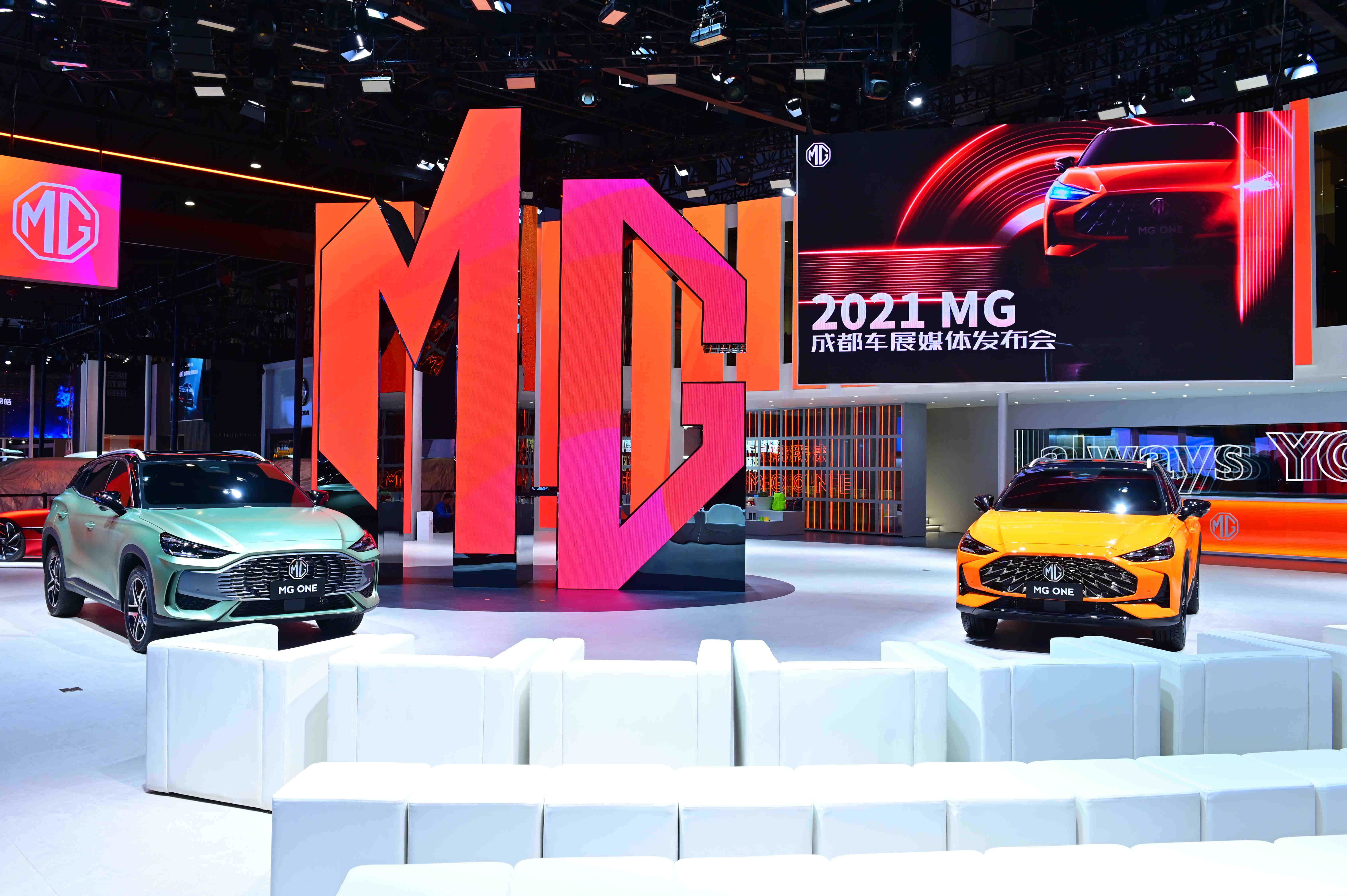 2021成都车展:mg one潮型双子首次对公众亮相,"爱豆"潮改车炫酷登场