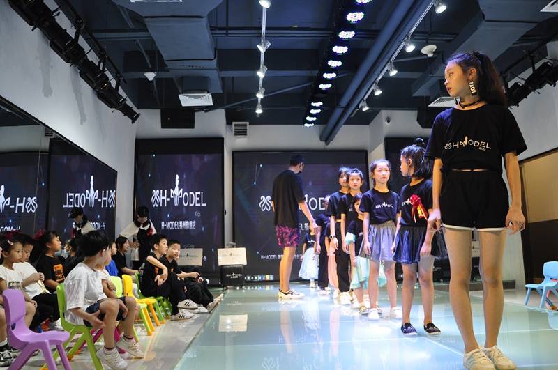 少儿|“”拥抱梦想 共赢未来”H-MODEL福建鳌峰东百旗舰店开业