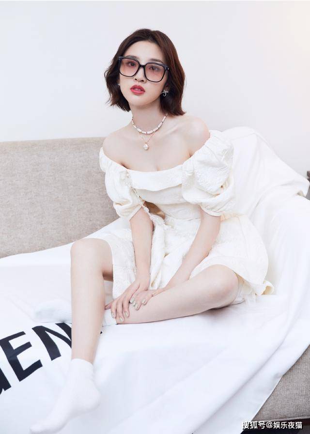 唐艺昕穿一字肩白色短裙扮自带清纯与甜美气质