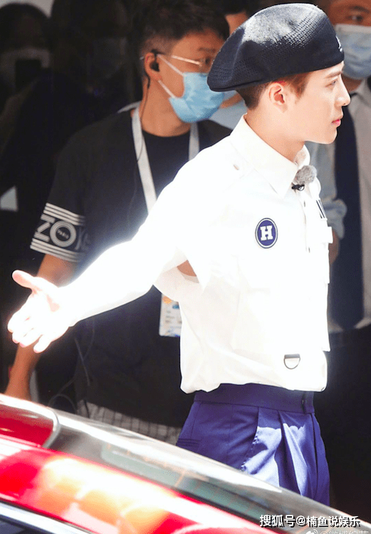 原创王嘉尔又帅出新高度穿制服戴贝雷帽尽显男神范伸手动作好心动