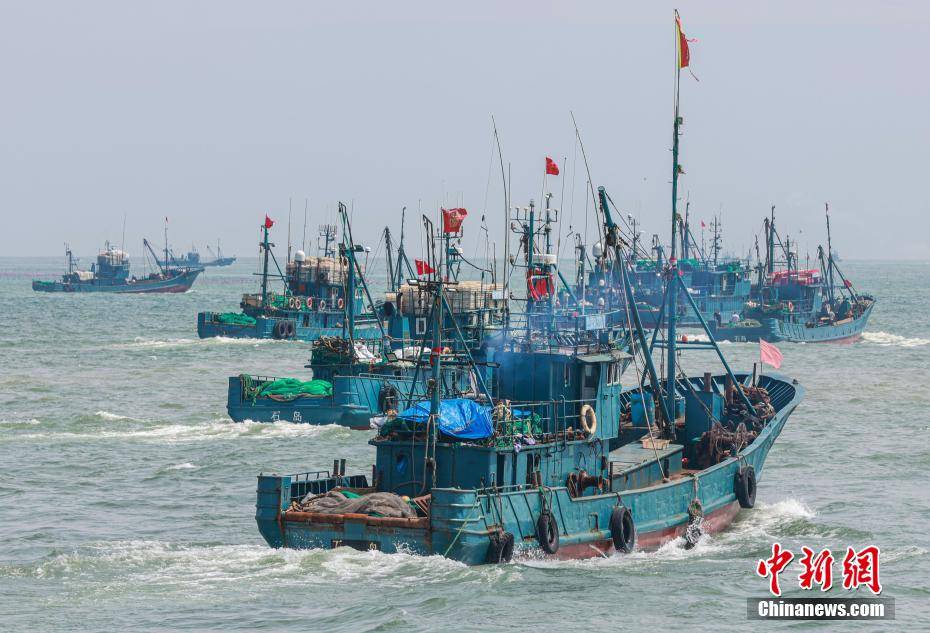 黄渤海海域结束伏季休渔期 渔船扬帆出海