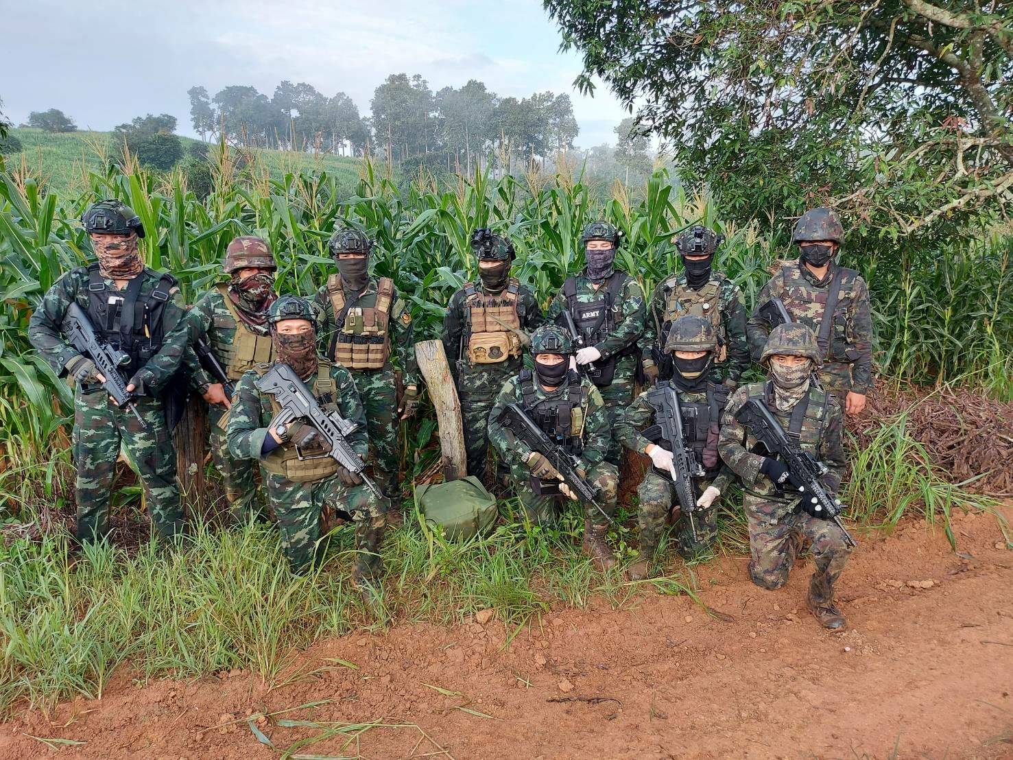 原创魂断金三角缅甸武装贩毒团伙与泰国军方交火m4遗弃在玉米地