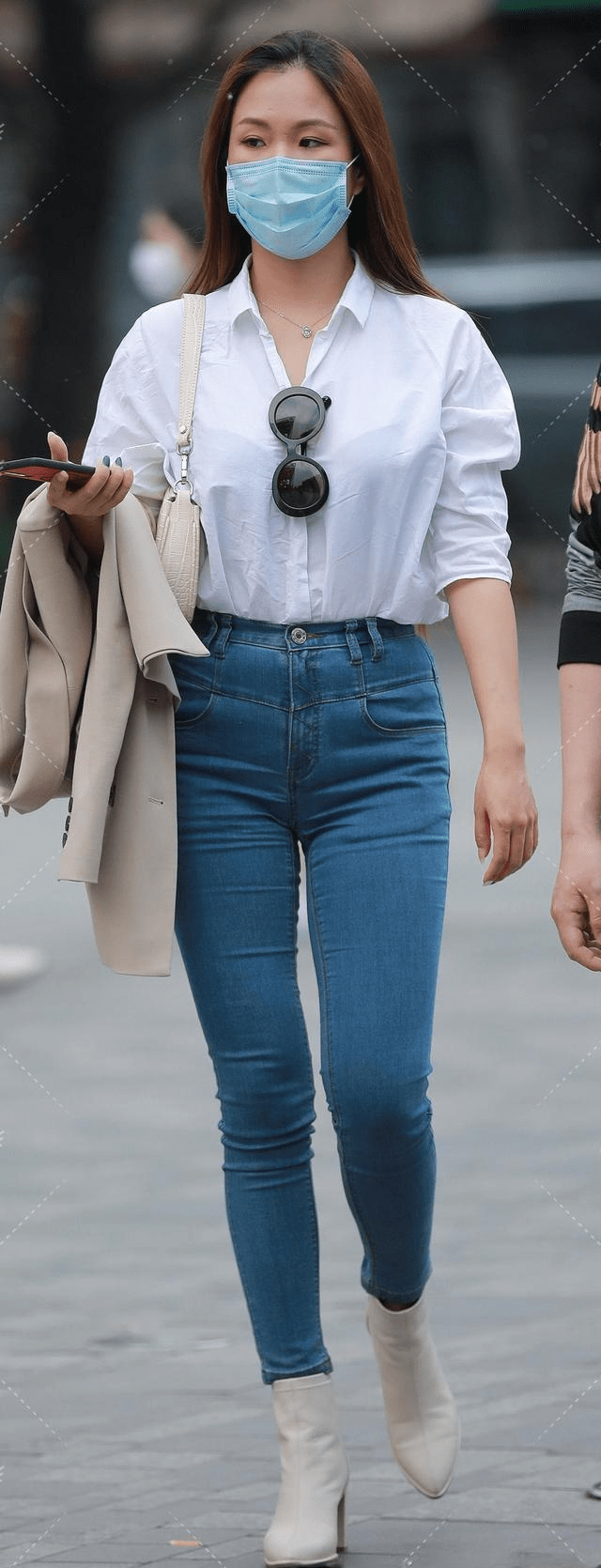 显得|紧身打底裤随风飘扬，显得年轻而充满活力