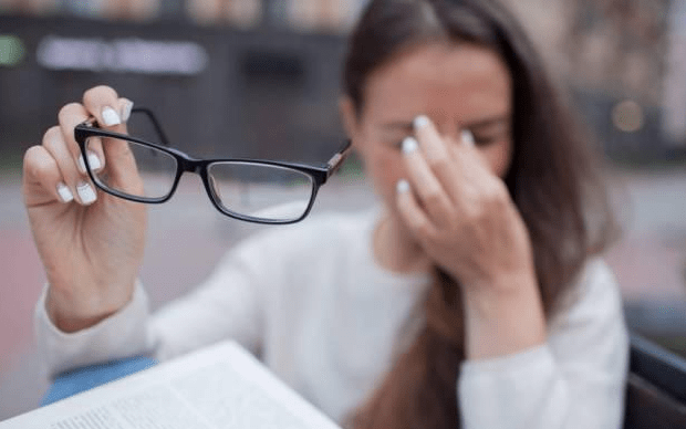 眼睛|频繁牙龈出血，被确诊肝硬化，医生叹息：1事常做，或比酒更伤肝