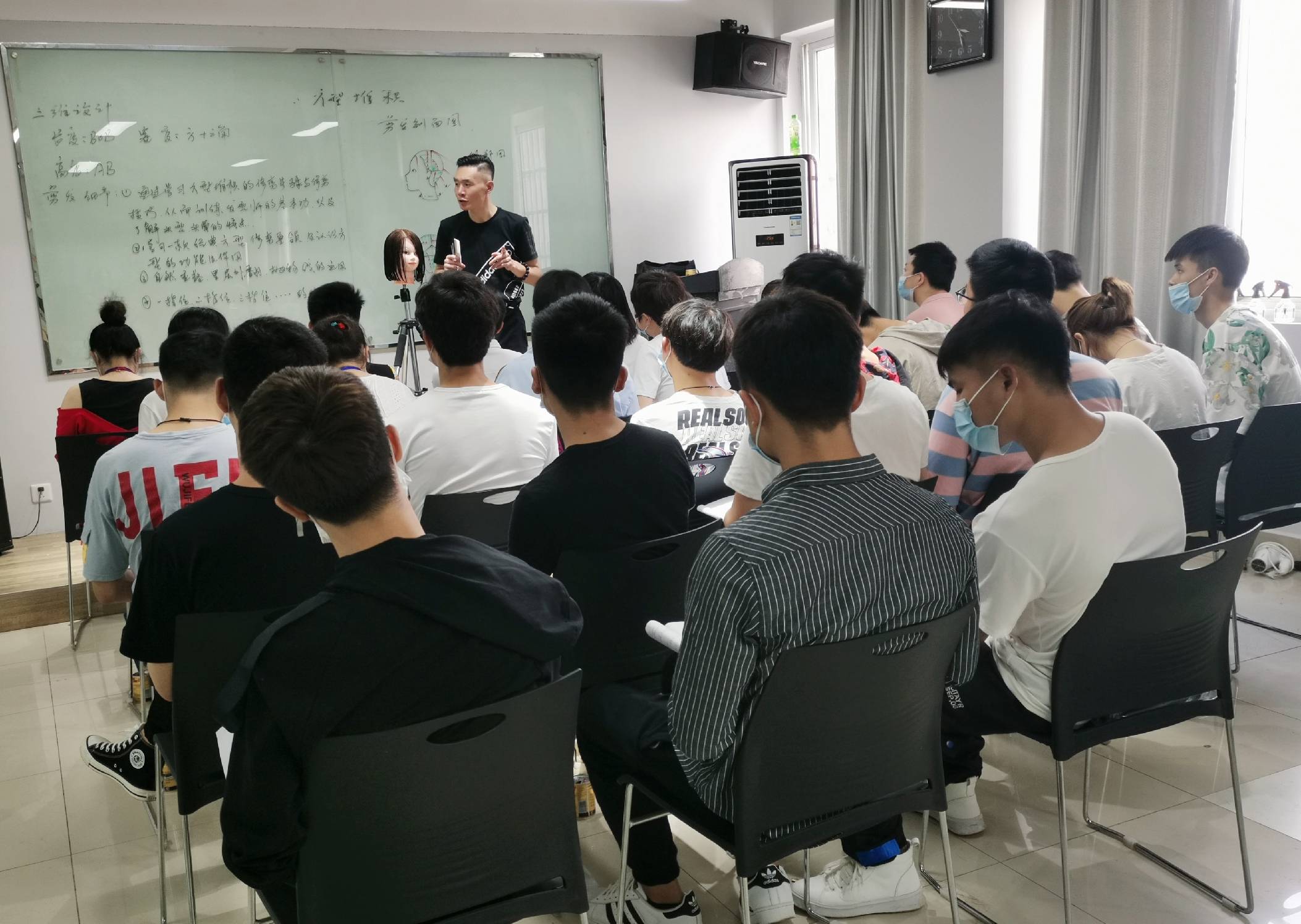 发型|剪发吹风烫发三者有什么关联？助理升发型师去哪里学习比较好？