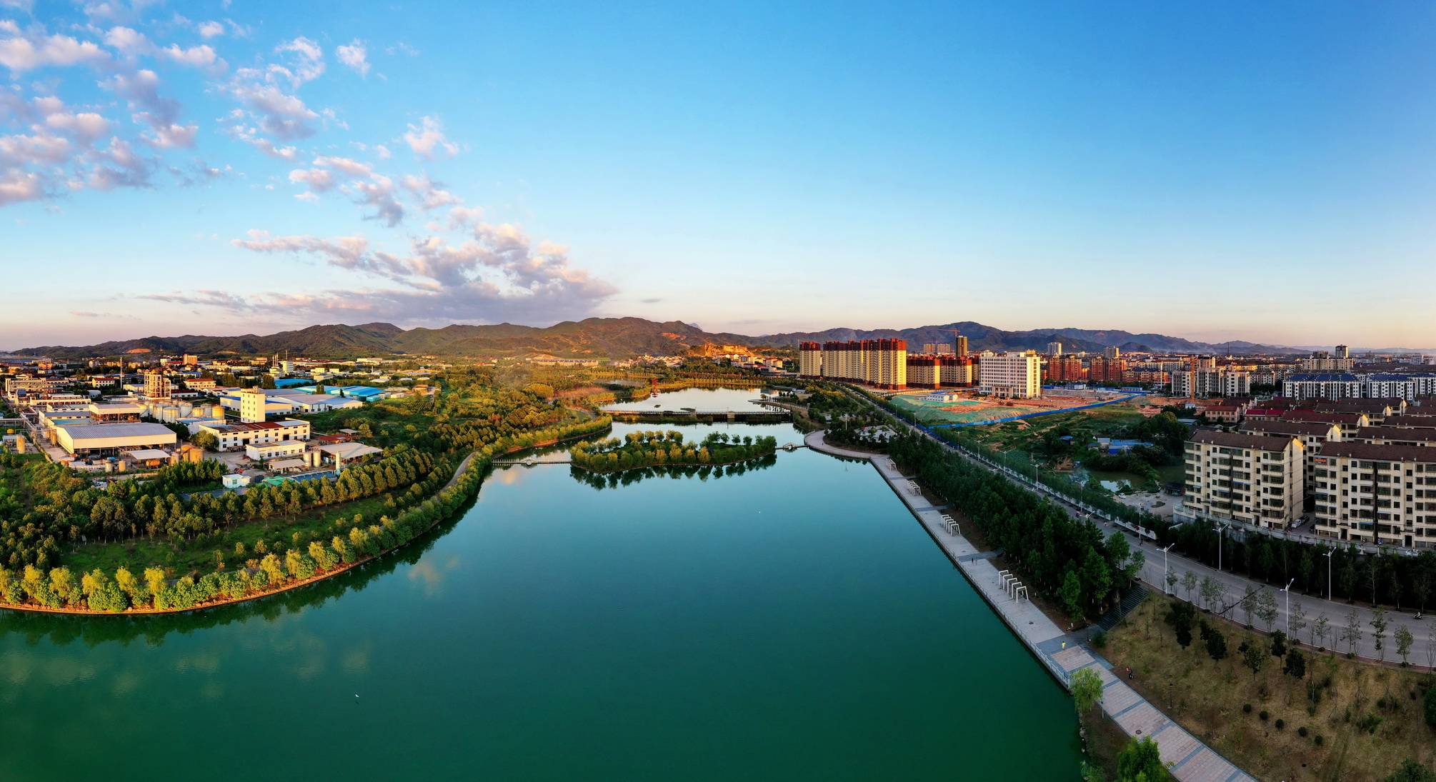 2021年9月3日,夕阳映照下的江西省抚州市金溪县心湖湿地公园,水清岸绿