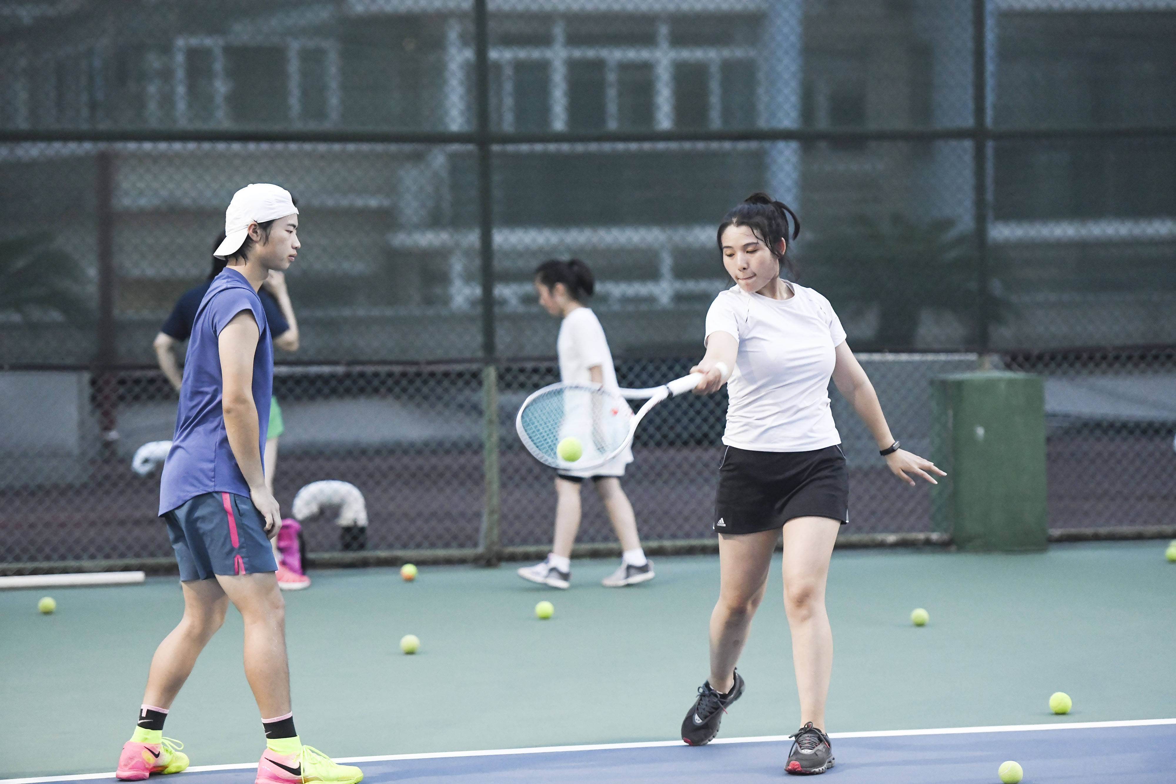 合肥:网球运动悄然兴起,学打网球成为时尚