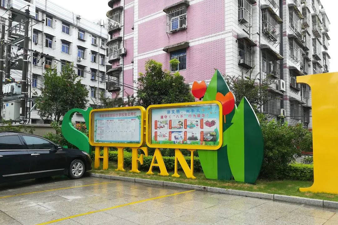 宣传栏是校园文化的首要体现