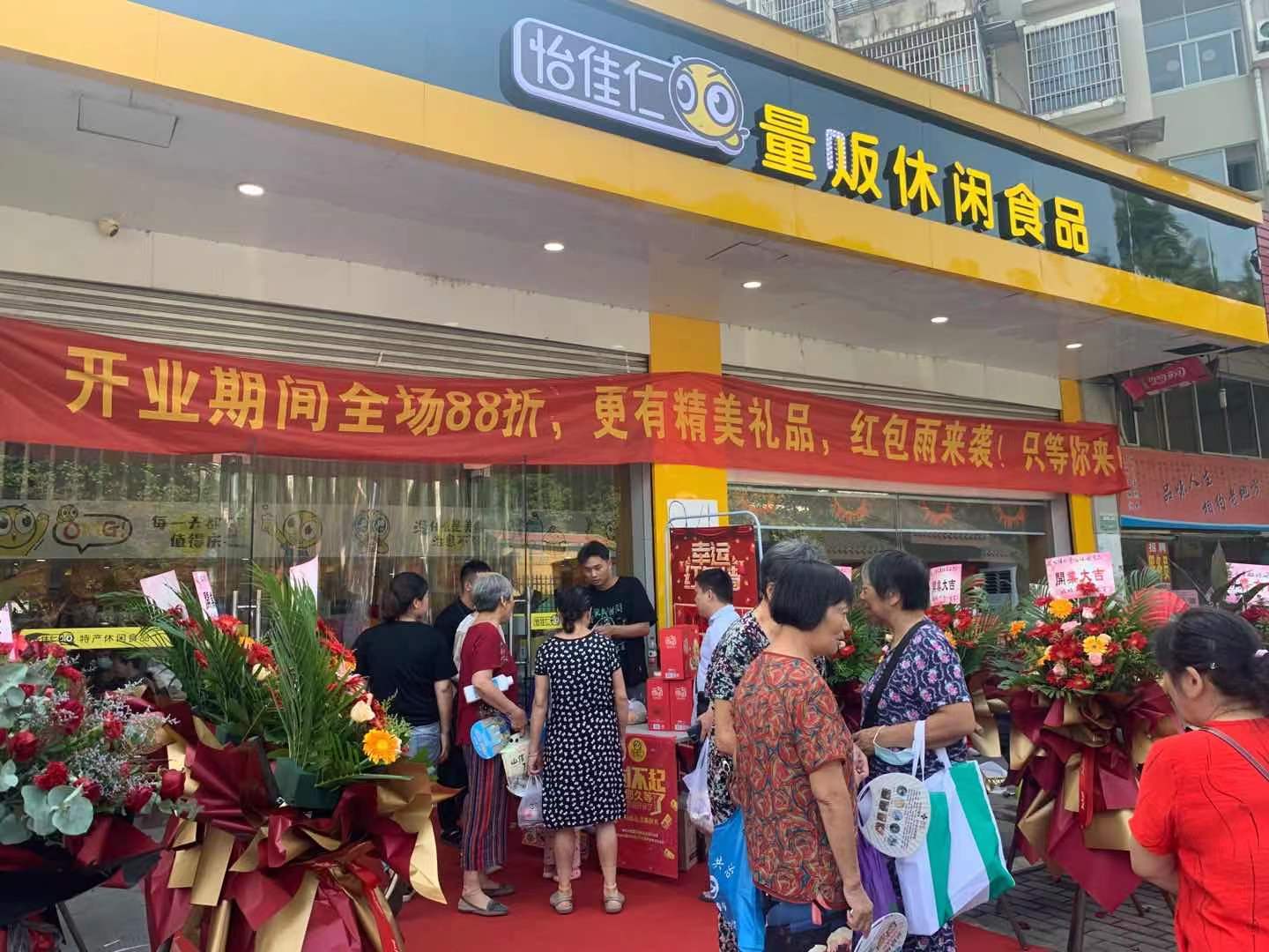 小镇|看陈老板小镇门店的日常,人流不断,零食+果茶,忙碌却快乐