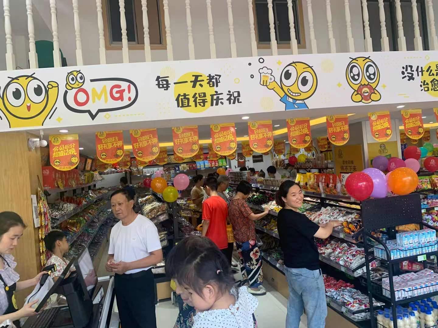 小镇|看陈老板小镇门店的日常,人流不断,零食+果茶,忙碌却快乐