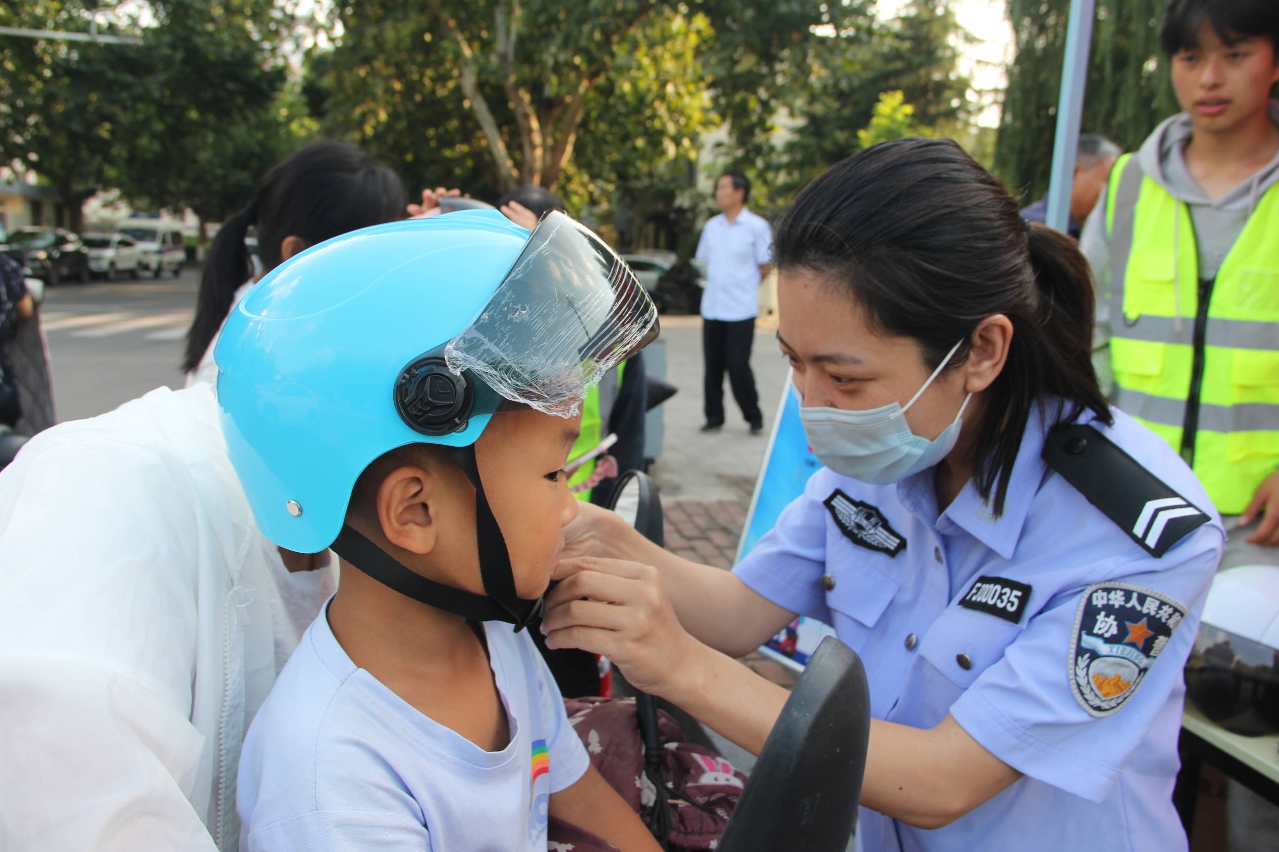费县交警组织志愿者开展爱心头盔发放服务活动