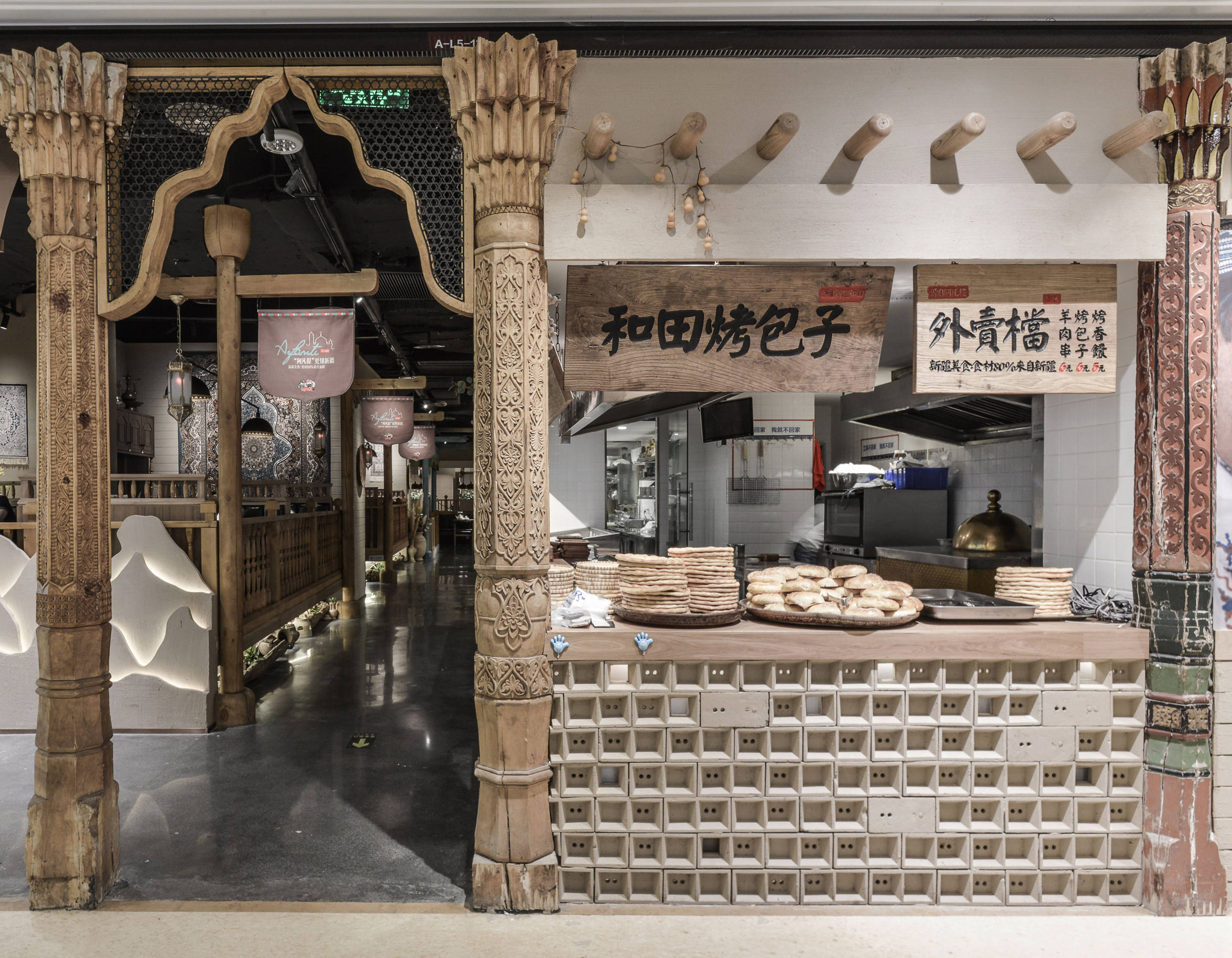 本案中的餐厅主打新疆特色食物,因而设计师在设计中借鉴了新疆喀什