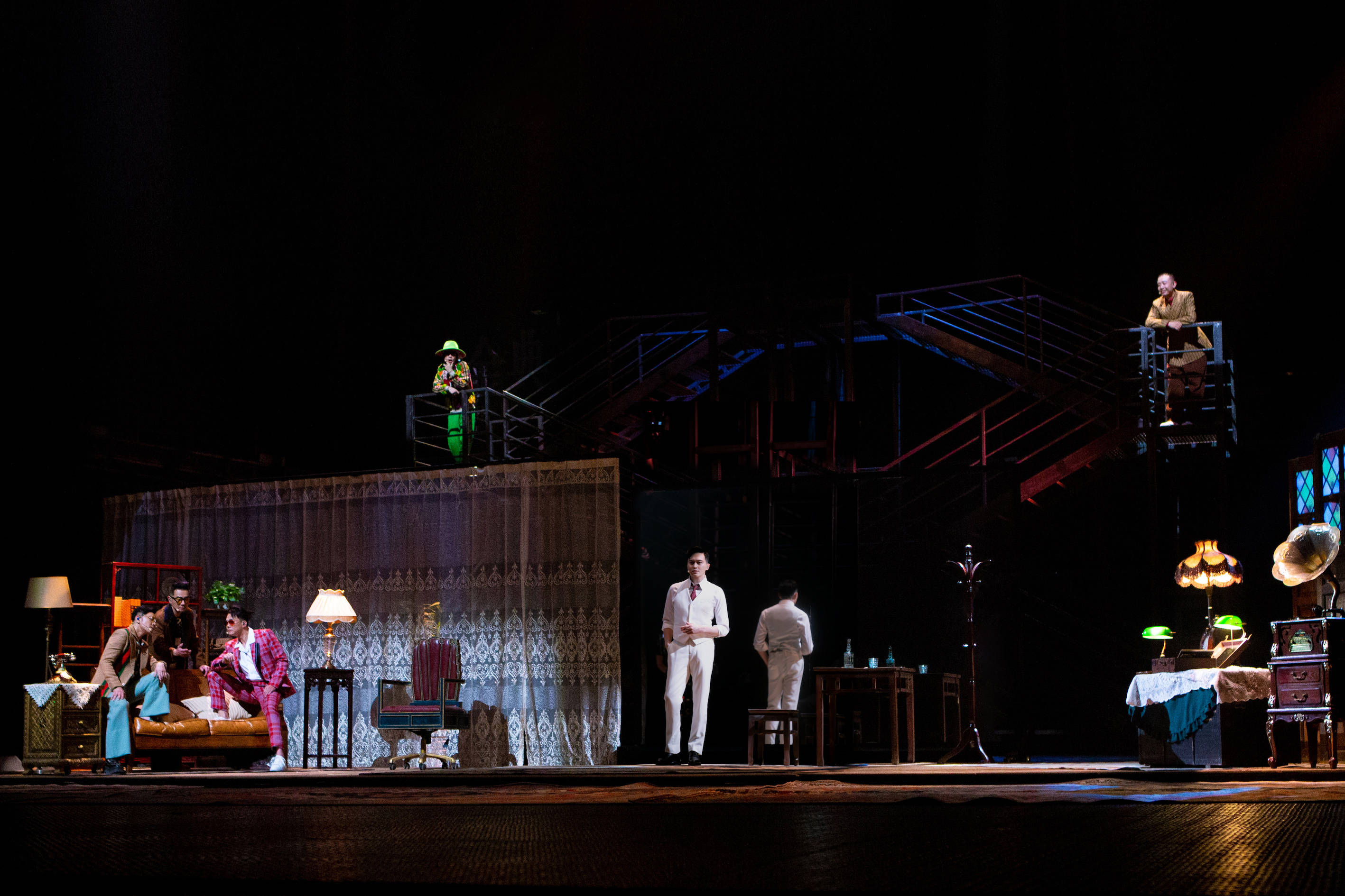 陈小春布瑞吉部落同盟表演《往事只能回味》,复古舞台呈现时空交错感