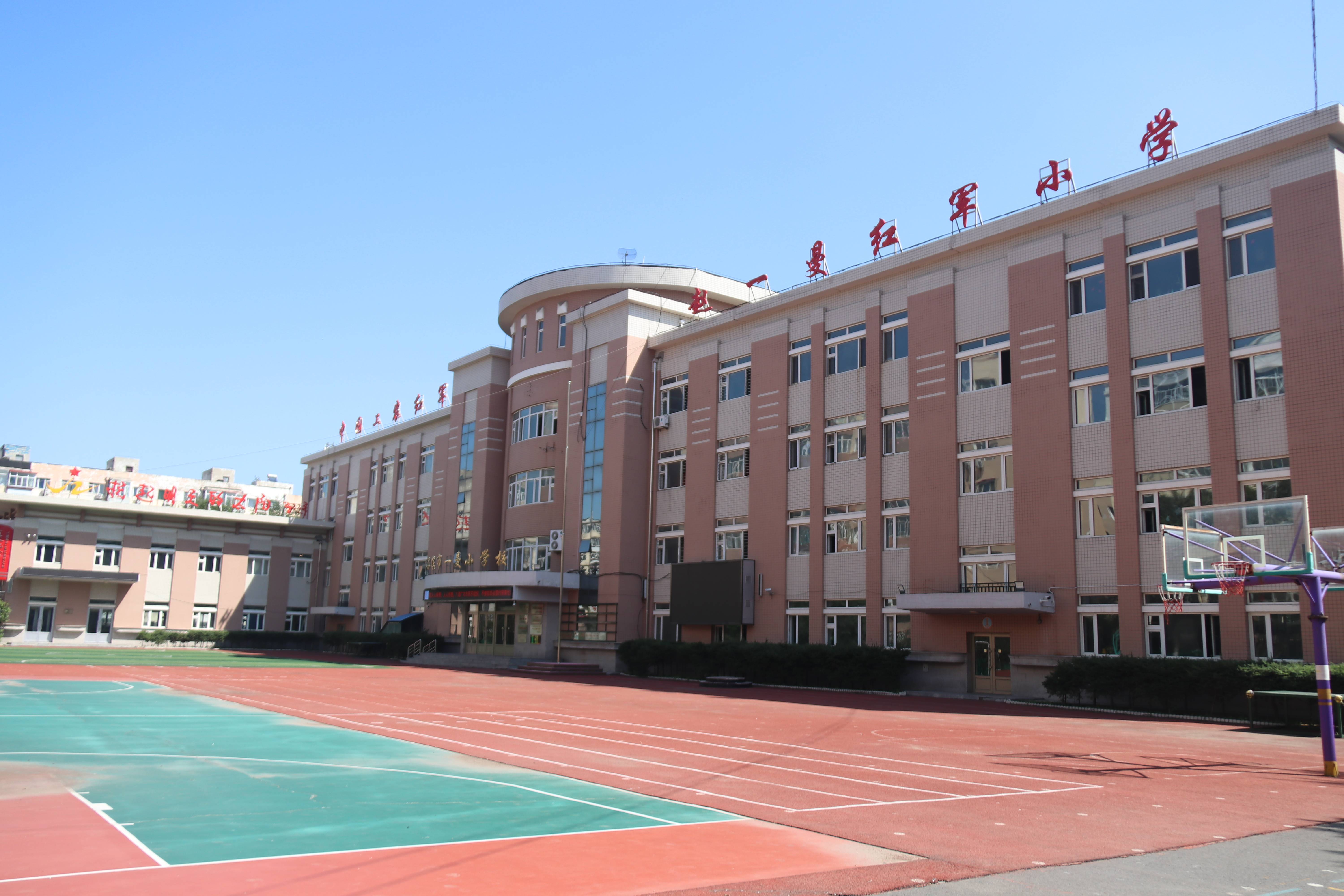 哈尔滨赵一曼红军小学刘玉波传承赵一曼精神努力办好学生家门口的学校