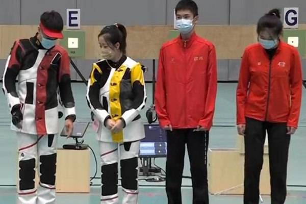 杨倩杨皓然夺全运会射击金牌主动为教练戴上金牌奥运全运双冠王