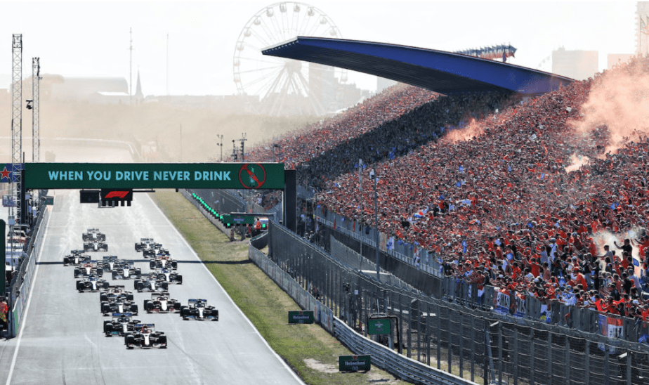 这位54岁的男子被称为马克-l,他和儿子一起去赞德福特去看f1大奖赛.