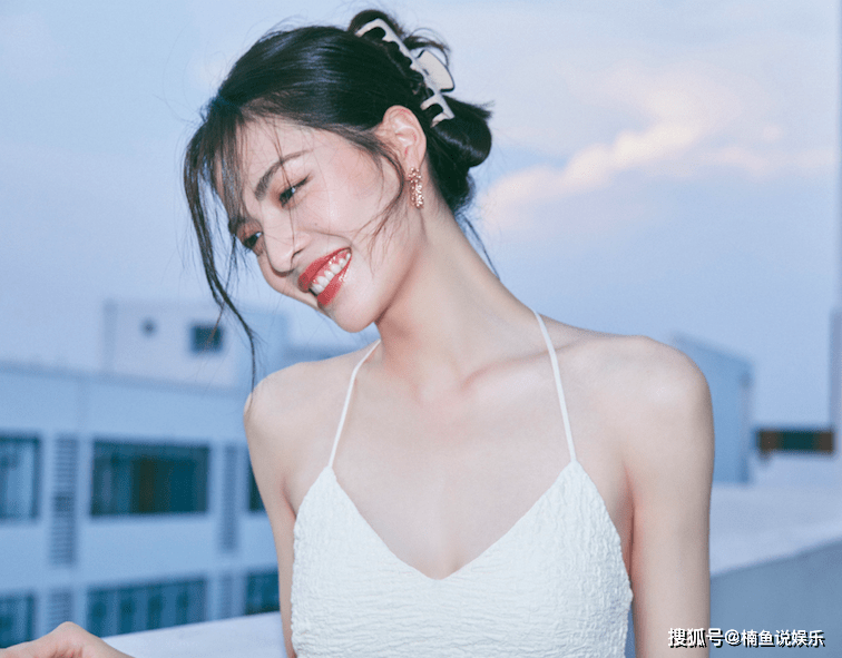 漂亮|又被钟楚曦美到了！置身顶楼拍大片好漂亮，穿吊带裙尽显曼妙身姿