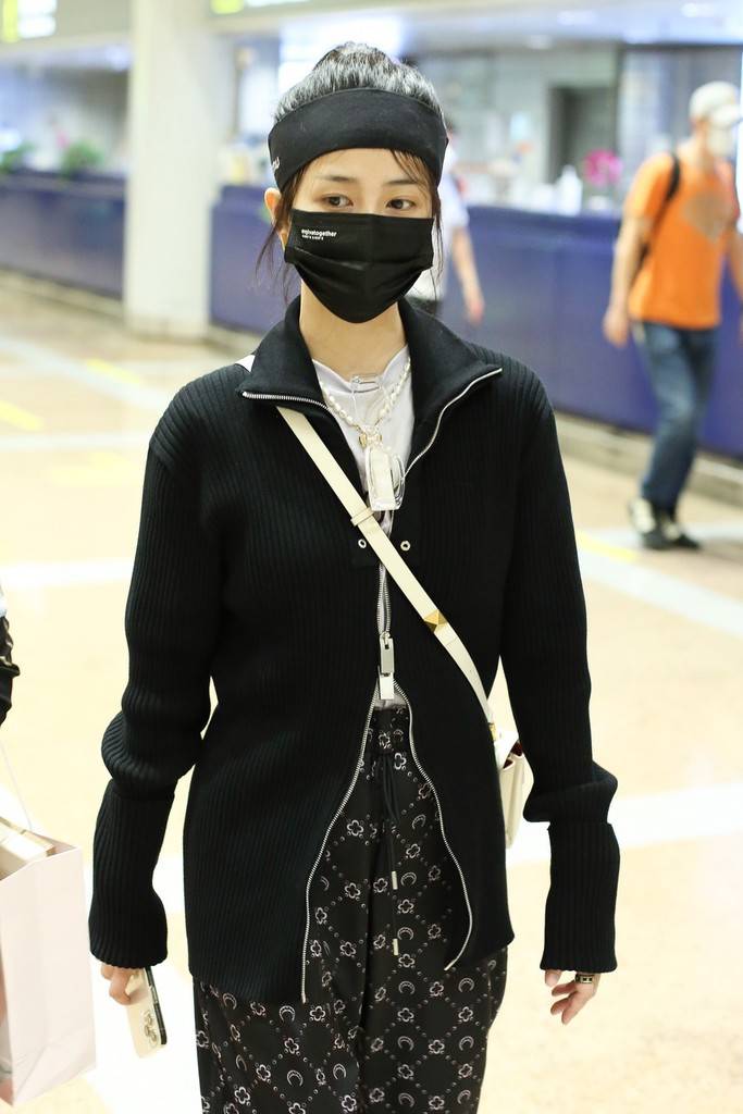 白鹿头戴发带口罩遮面低调出行