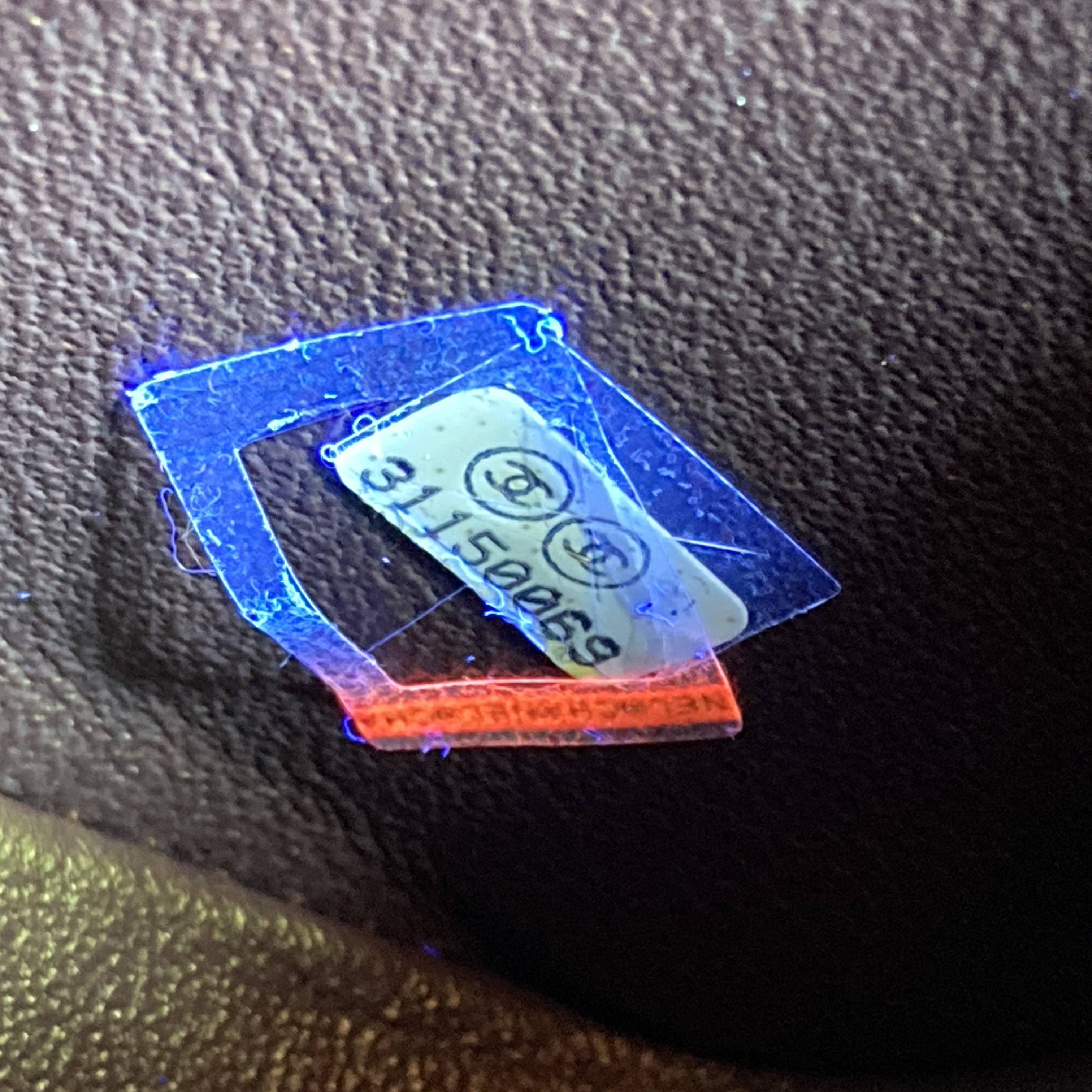 观察包内镭射标,数字形态不符合正品工艺.