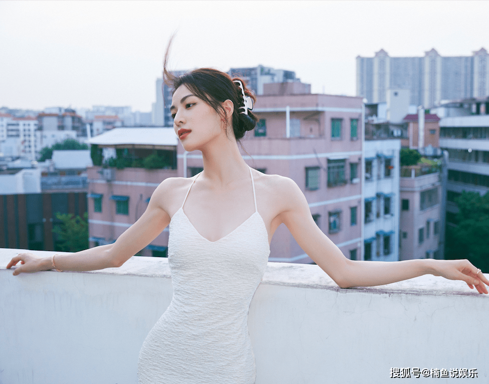 漂亮|又被钟楚曦美到了！置身顶楼拍大片好漂亮，穿吊带裙尽显曼妙身姿