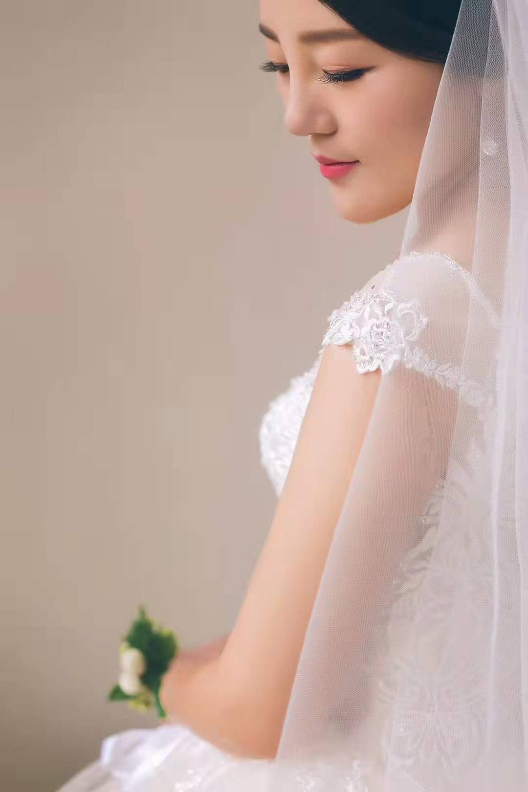 漂亮的新娘原创作者雷响玲