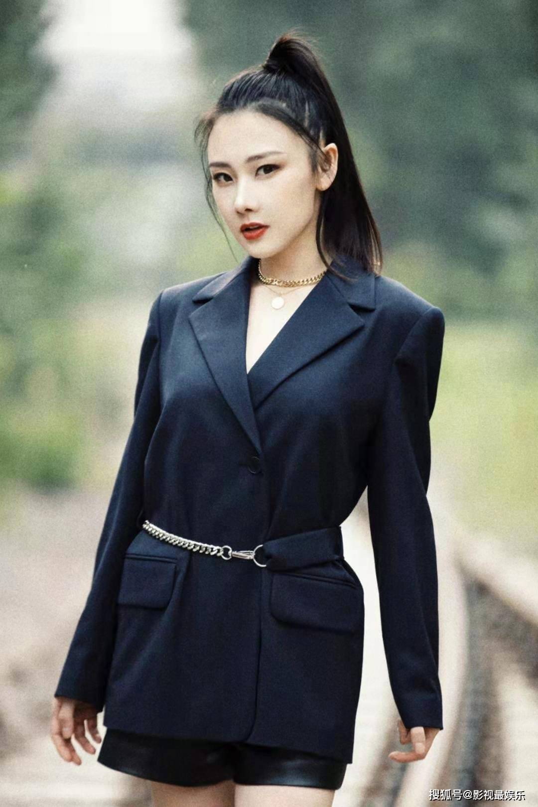 95后美女演员孙若淇又飒又欲,还有点小俏皮