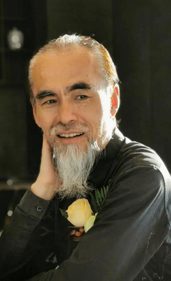 隋广义先生为《百花花贵图》赋予了独特的色彩,他认为一枝独秀不是春