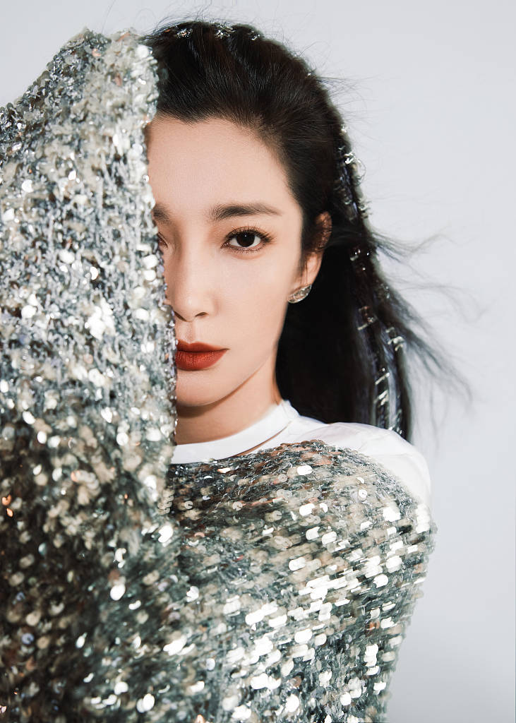 李冰冰穿银色亮片上衣显高贵 女神气质足