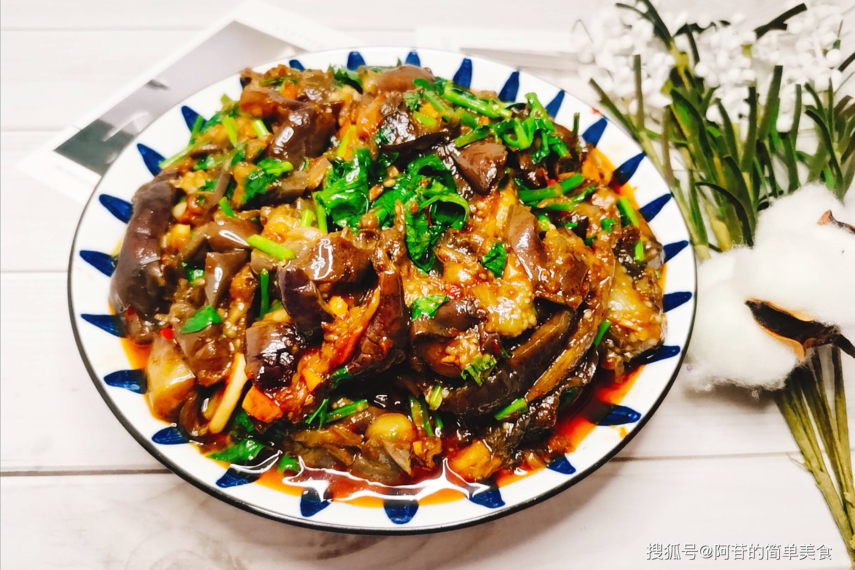 原创特别香的香菜炒小茄子,软糯嫩滑,味道非常好,下饭太棒了